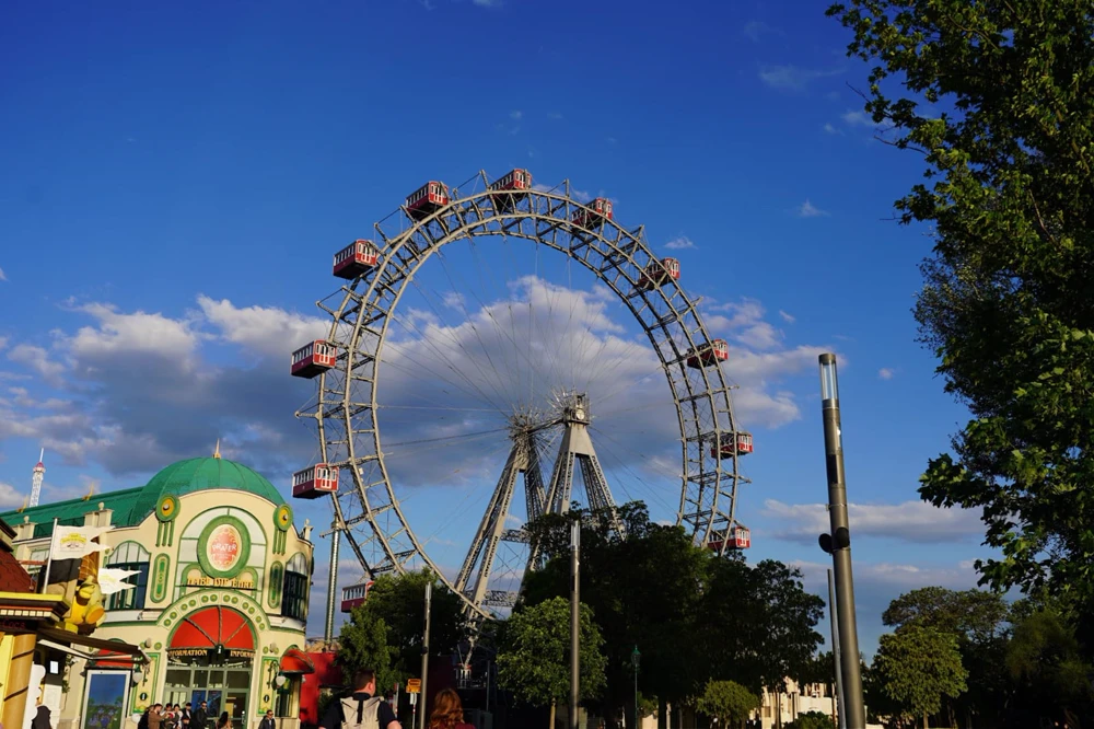 La grande roue historique du Prater de Vienne, nacelles rouges.